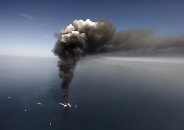 Greg_Palast's tweet image. ICYMI: 4 Years after Deepwater Horizon, US lets BP oil rigs back into the Gulf thkpr.gs/1fwlIQl