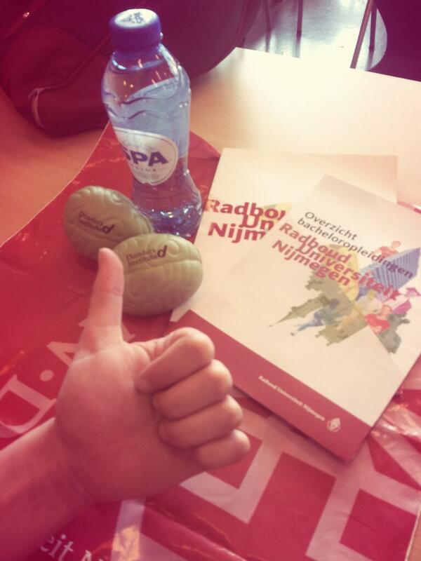 evivorstermans's tweet photo. @RUNijmegen Lekker weertje, lekker dagje, cool cadeautje en veel info alleen missen we nog die mooie trui! #campusdag http://t.co/jZKMr3bEop