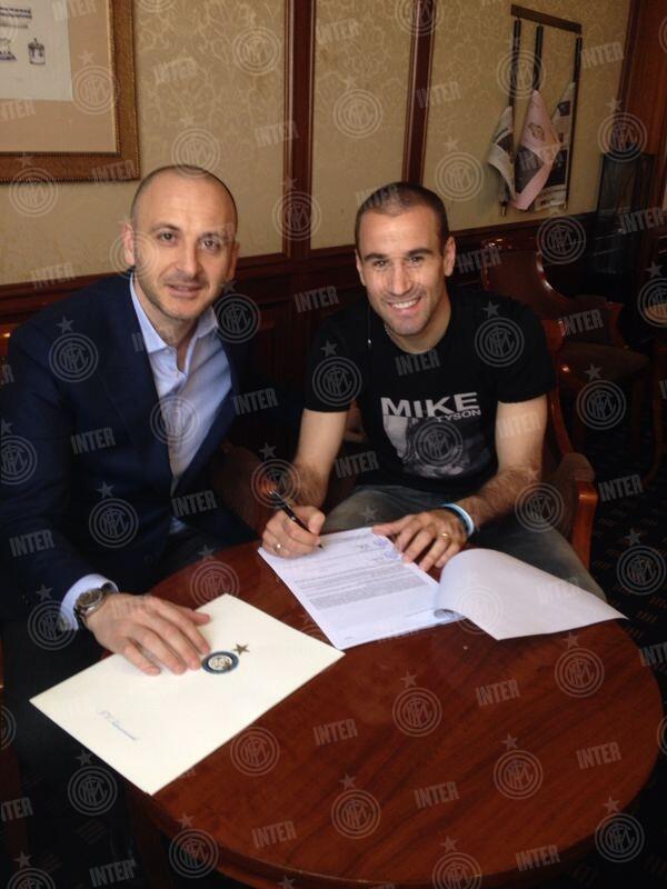 Inter's tweet photo. Ecco il momento della firma del rinnovo di Rodrigo con il direttore sportivo Piero Ausilio! #Palacio2016 #FCIM http://t.co/ZFUPLaV9hQ