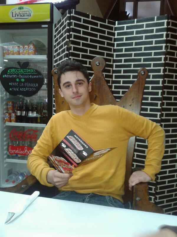 InmaB95's tweet photo. Pues nada aquí con @jesus_gil_barsa @_mariofernandez @Mompe94 @SoriaSf y @miwelfm90 comiendo con el rey http://t.co/lvgeylOApe