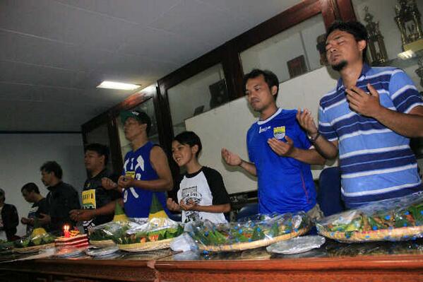 officialvpc's tweet photo. RT @vikingunpas: Do'a keur #PERSIB81saJuara #81thPERSIB #VikingPersibClub @officialvpc PERSIB JUARA!!! http://t.co/iF0hp7Ka89