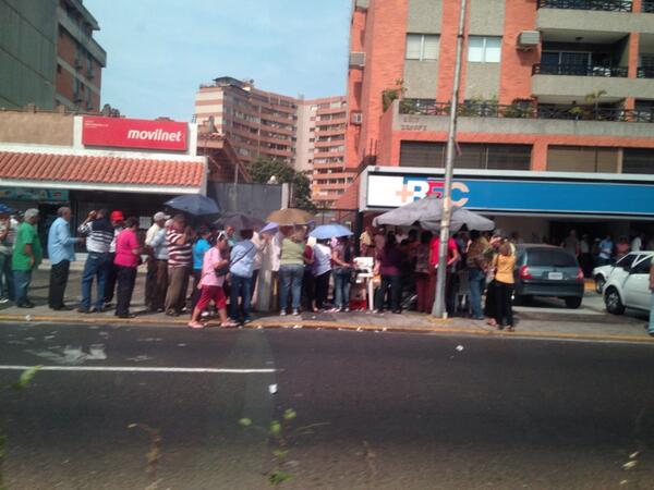 Por esto es que hay que luchar,basta ya de colas pobres pensionados más 500 personas en la cola. Mendigando.