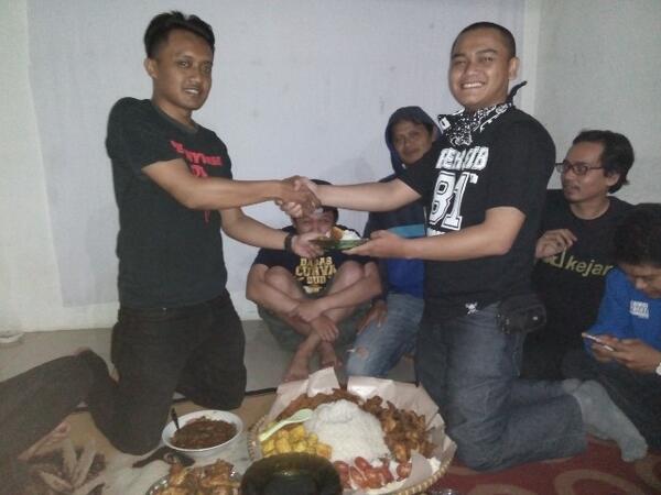 maenbal's tweet photo. Presiden Uganda :) RT @vikingcyber: Gubernur Zambia & dari @suarabobotoh sasalaman #81thPERSIB #81thMakeManah http://t.co/9Q3jNhyE1x