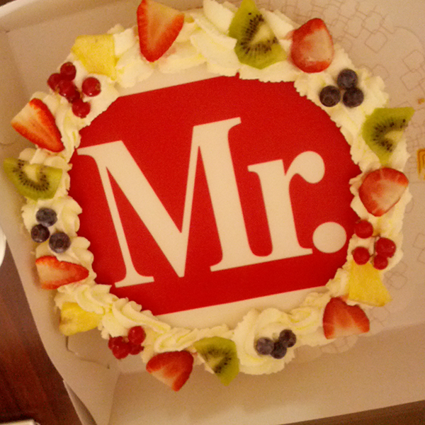 metbartonline's tweet photo. Zojuist een taart ontvangen van @mr_mag_online vanwege extra inspanningen voor de website. Heerlijke taart @EBJorink! http://t.co/axOD9VeTaW