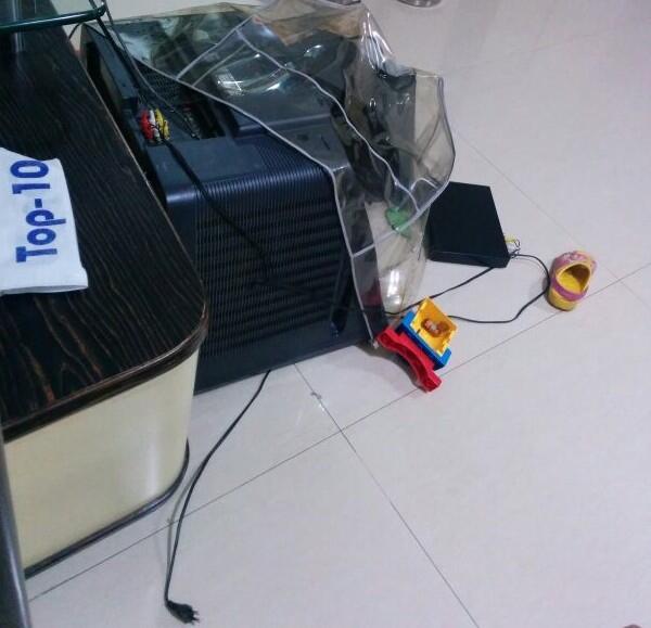 JJ_9999's tweet image. #strongcablesIn my #neighborhood #kids #brought their TV down on the #floor.I never #broke a #TV in my #childhood