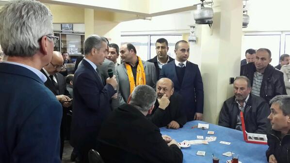 yusufuzun_bduzu's tweet photo. Gürpınar Mh. Mesudiyeli Ali'nin Kıraathanesi'nde hemşehrilerimizle birlikteyiz. Biriz,beraberiz,birlikte Türkiye'yiz. http://t.co/L77bUwiXWT