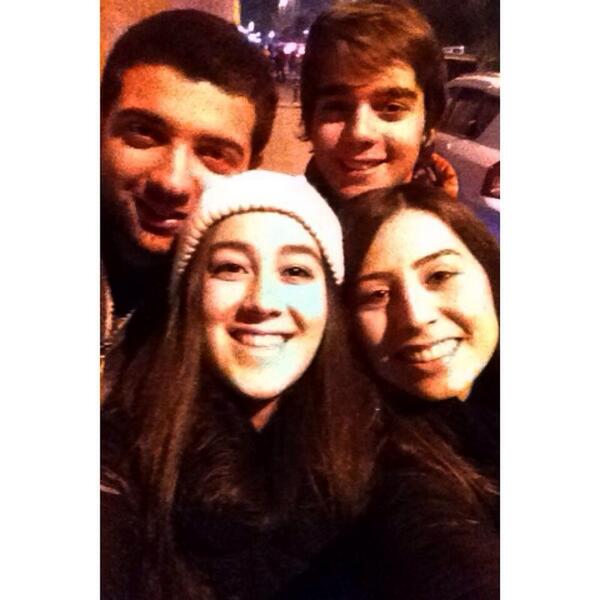 slnsn's tweet photo. Seviyorum sizii 💕 @yaseminprnc http://t.co/IExScRNKHi