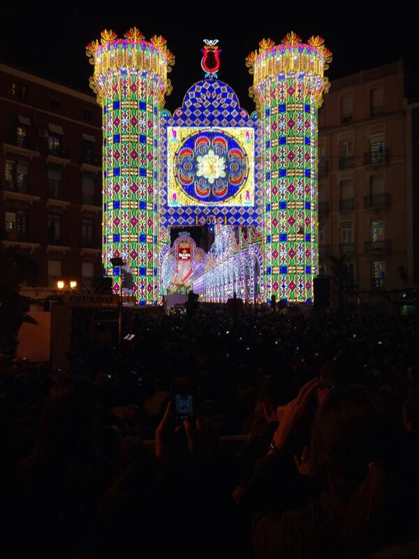 paco93alcacer's tweet photo. Que bonitas las luces de la falla sueca - literato azorin! Un abrazo! http://t.co/A0PO1bkieC