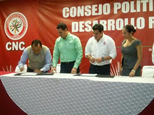 SandyMendezA's tweet photo. Firma convenio #IMJUVE #VJACEN @israelleon_ http://t.co/oKOjAM3JqL