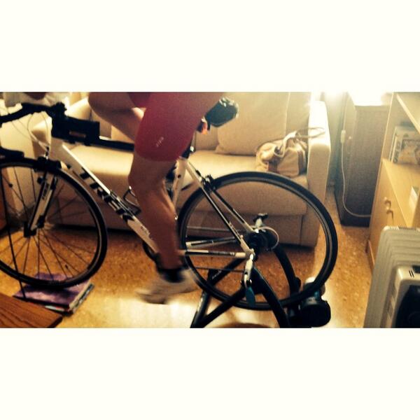 GonzaloSaVi's tweet photo. Nueva herramienta de entrenamientos entre semana, rodillo 🏠🚴👍 #training #bike http://t.co/AA8EsBeyec