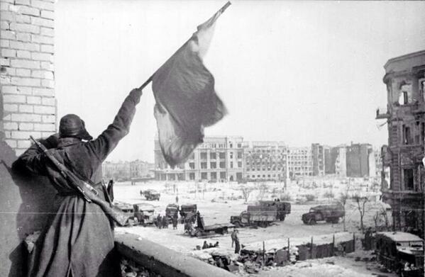 CoinWuTang's tweet photo. Soldado soviético ondea la Roja tras la victoria del Ejército Rojo sobre la Alemania nazi. Batalla de Stalingrado. http://t.co/zuoZ7Bgxlm