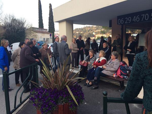 JacquesVarrone's tweet photo. Réunion de quartier #AveniretTradition au centre commercial du Bayle #municipales2014 http://t.co/k3n9ds5ZeH