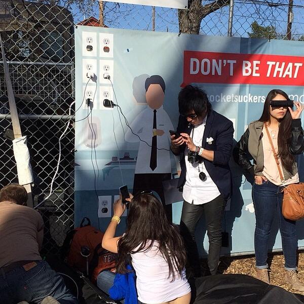 mophie's tweet photo. You + 2 VIP tickets to the @HARDFEST showcase tonight, signed @Fender guitar, 2 #spacepacks: http://t.co/vw7koJzci6 http://t.co/XRTzK0HgOT