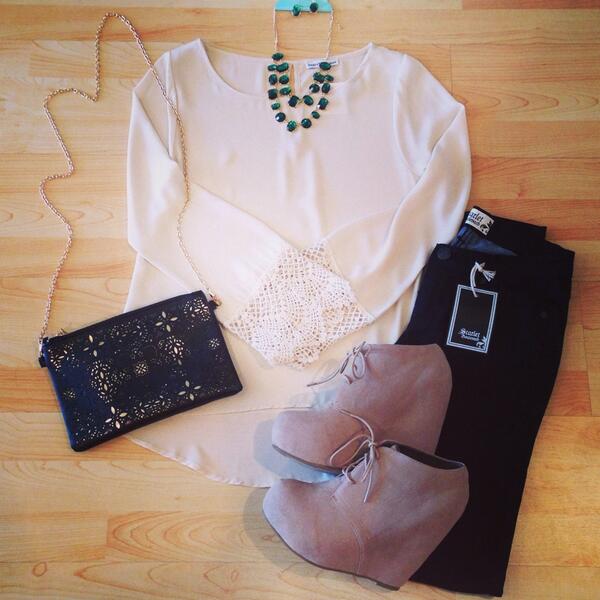 Dainty_Norman's tweet photo. Hitting the slopes for spring break? Don't worry, you'll look AMAZING in our #ootd 🏂🎿 We're here til 7! #staydainty http://t.co/1mDzvrWRzH