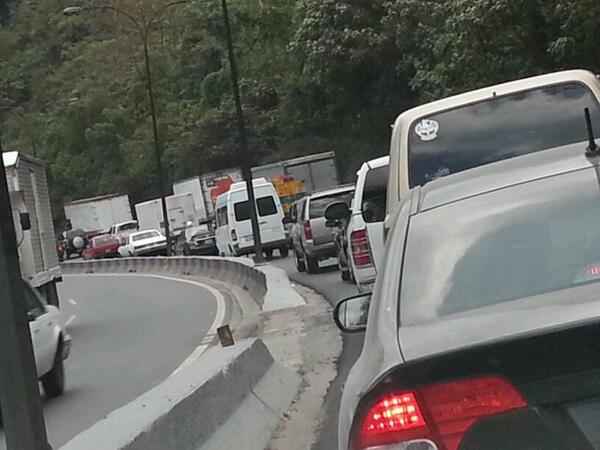 djlit_o's tweet photo. @victoria1039fm fuerte cola antes del tunel de los ocumitos ya levantaron el accidente queda un gran remanente http://t.co/TaJXpehyXO