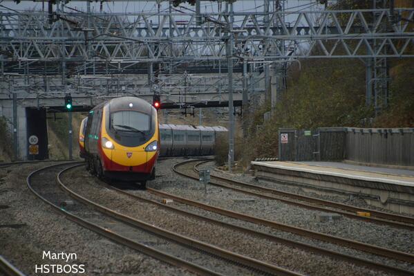 TeamVirginTrain's tweet image. Two UID Pendolinos at #Tamworth from photographer, Martyn (HSTBOSS) off Flickr. Great picture indeed! #TeamVT