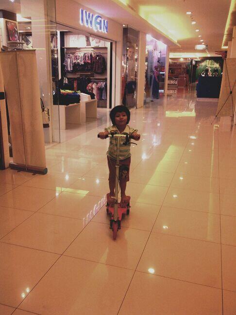 imey_reen's tweet photo. @parentingINA main-main dulu di mall sambil olahraga biat tetap slim dan fit #PITwitpic http://t.co/6od4ogdi30