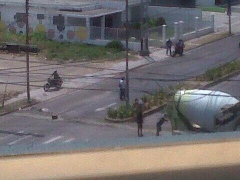 webnotitarde's tweet photo. Ciudadanos atraviesan camión de premezclado frente al centro comercial Beverly Center #Valencia (Foto: @_JoseManuel ) http://t.co/0auv0biNaY