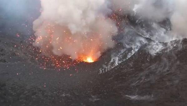 24HorasTVN's tweet photo. Drone capta momento exacto de erupción de un volcán. EN VIDEO: http://t.co/tOYO5Rf4QZ http://t.co/QUWvyz2D89