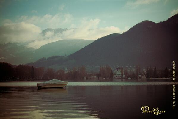 PhotoSebt's tweet photo. Alerte à la pollution sur Annecy et la Haute-Savoie. Tous concernés et tous noyés par cette brume jaunâtre. http://t.co/1DUnPxEPAL