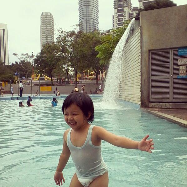 imey_reen's tweet photo. @ParentingINA renang yukk mumpung ada kolam renang gratis.... gak ada celana renang, diapers pun jadi... #PITwitpic http://t.co/K3dAxxp7dx