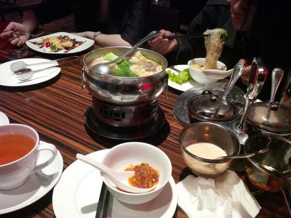 sheyla_cila27's tweet photo. Dinerr with 3 other http://t.co/WhM33myFJl