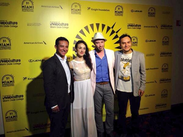 sophiealexkatz's tweet photo. PREMIER MUNDIAL de "ASTEROIDE"
Chofas vistiendo @darecondesa !!! @GPinkManagement http://t.co/o1euaDrbcV