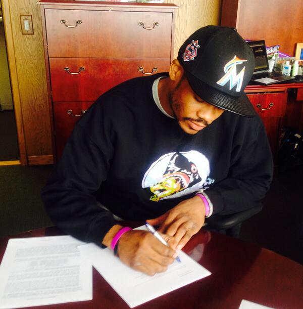 Vikings's tweet image. The #Vikings have re-signed WR Jerome Simpson. bit.ly/1cZruzR