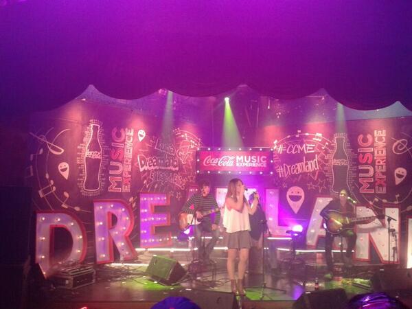 CocaCola_es's tweet photo. ¡@LuciaGil_Gil nos está dejando muchos #TemazosDeViernes en el segundo Encuentro #CCME! :) http://t.co/0Pslf8PPy1