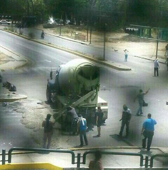 _InaprOpiadO's tweet photo. Otro nivel de barricada 
 
Esto es en Valencia  #14M

#VzlaPuebloDePazGobiernoTerrorista http://t.co/c4olgT3fCE