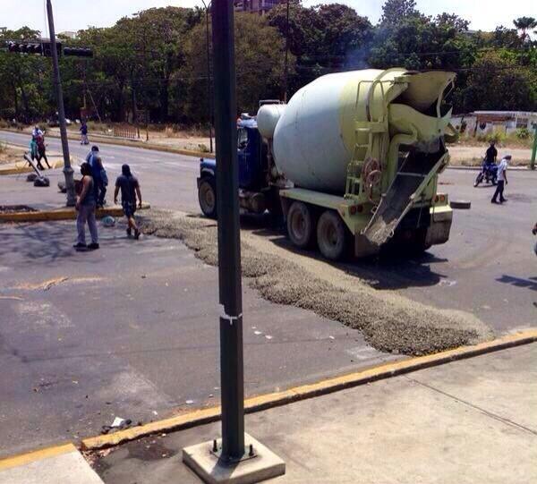 Adonivar's tweet photo. @plomoparejo Guarimbas suben de nivel. En Prebo echan concreto. #Valencia #14M http://t.co/UAFJSAMjFF