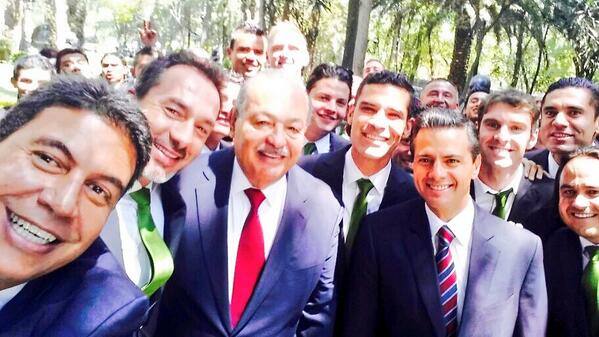 TOLUCACON_EPN's tweet photo. RT "@arturoelias: Una Selfie de CAMPEONATO.  @EPN @carlosslim @clubleonfc http://t.co/EEhwbrtEAI"