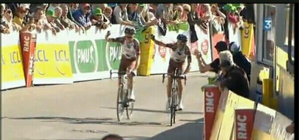 laGastt's tweet photo. Tout un collectif pour la victoire de toute une équipe #bravissimo @mikaelcherel @romainbardet (désolé pr la qualité) http://t.co/KYvT4g7Rpr