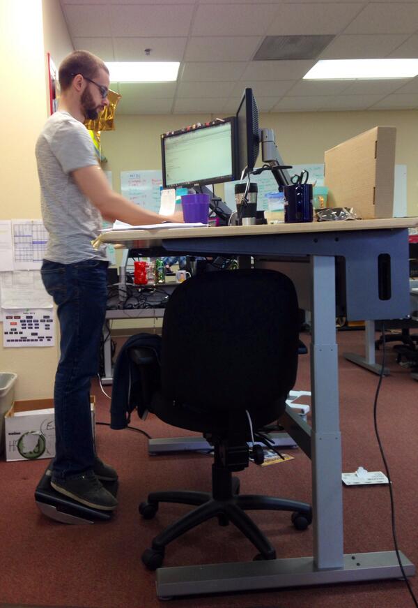 Anthro_MoveMore's tweet photo. It's Friday! Get up, stand up! If @dlhartz can do it, you can too! #standup #movemore #TGIF http://t.co/petvlPZoQt