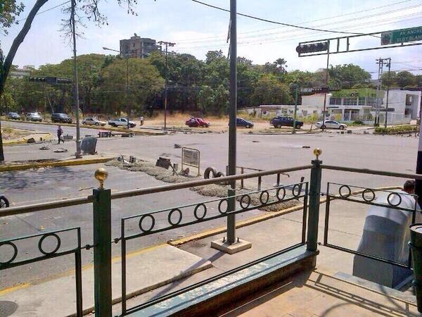 GranValencia's tweet photo. Bloquearon con cemento el paso en la avenida Carlos Sanda, frente al C.C. Beverly Center (2:00 pm). http://t.co/j3QAAEIrfO