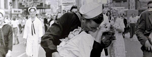 NBCNews's tweet photo. Navy vet who claimed to be 'Kissing Sailor' in famous V-J day photo dies http://t.co/zKn8yqYCCQ http://t.co/qSlBxByTED