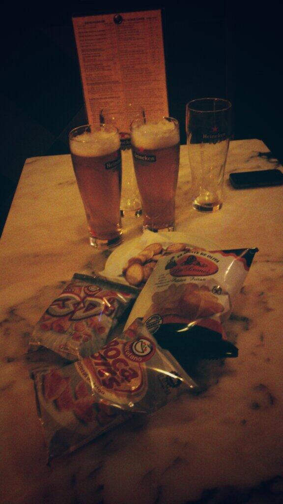 CarlotaMazacats's tweet photo. Gilipollaas tomando cerveza, parte II @Sarafergo http://t.co/yGW1qqwryI