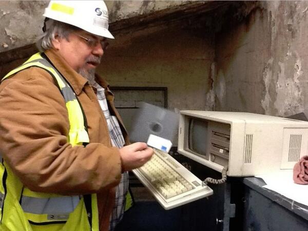 MSFT_Business's tweet photo. Talk about needing to #Get2Modern: #Seattle uses an MS-DOS Compaq 8080 to control bridges! http://t.co/7NBC4ejafP http://t.co/XPQrYUwKVC