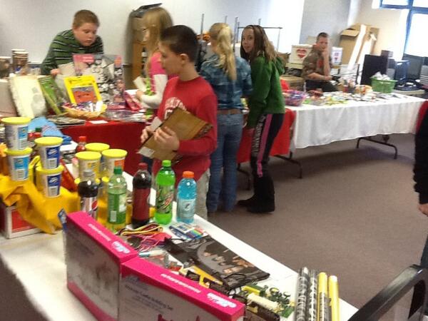 lcomerjcd's tweet photo. Students reap the benefits of reading.  #welovetoread http://t.co/1hul4X1N6f