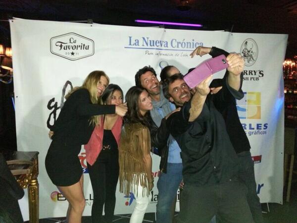 TeresaCamposFan's tweet photo. “@GlamTheatre: @Puro_Furor ya están afinando sus voces! En breve comienza el espectáculo!!!! http://t.co/mjIv9jmwXf” @mmercedes_duran