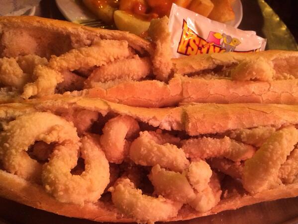 AlbertGp17's tweet photo. Bocadillo de calamares con mi @evamaria1992 http://t.co/rPYLTEaz1e