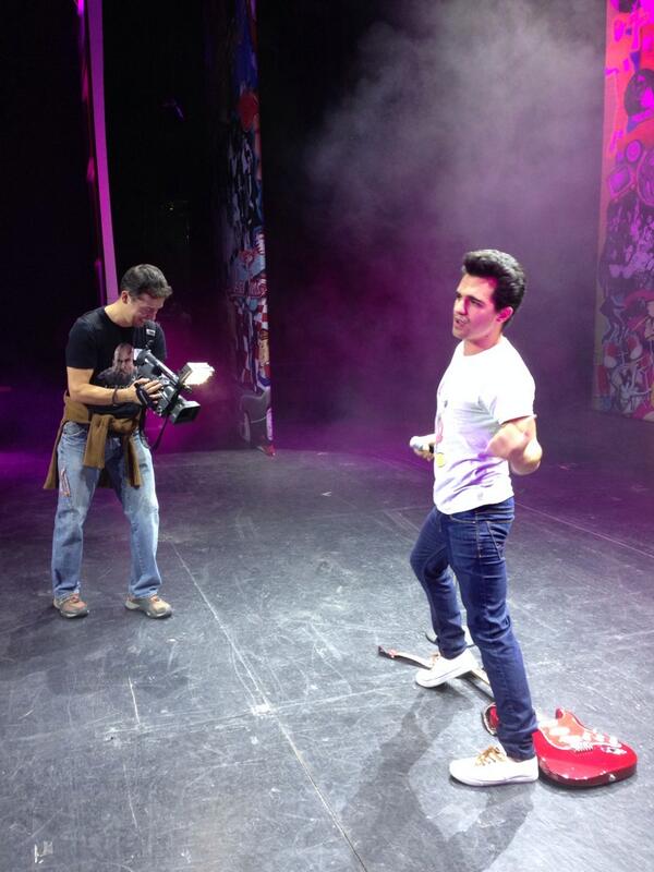 Luja_'s tweet photo. “@ChrisBarquero: Grabando @DeCerKa con @KarlaGomezR en la obra Vaselina con @Luja_ http://t.co/FeBgPQtKhq” Espero les guste y disfruten!