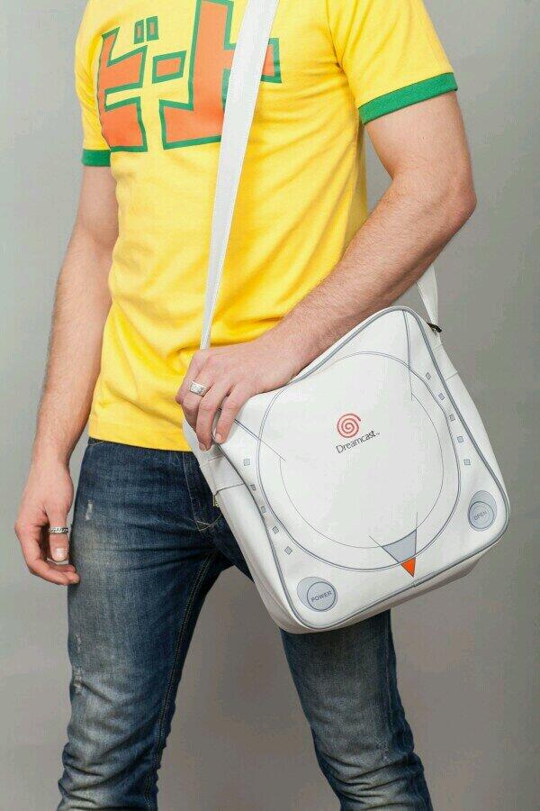 gamesyouloved's tweet image. We really love these #Dreamcast bags! If anyone would like to donate us a few we would be very grateful! #retrogaming