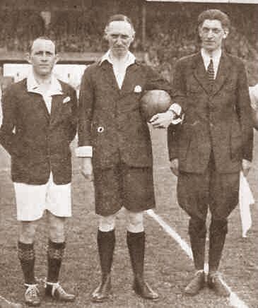 Cgs1991's tweet photo. "Durante los primeros años del Fútbol los árbitros solían llevar traje y  corbata http://t.co/qvLSvZtw6T" @jlkproducciones @PabloAriasRguez