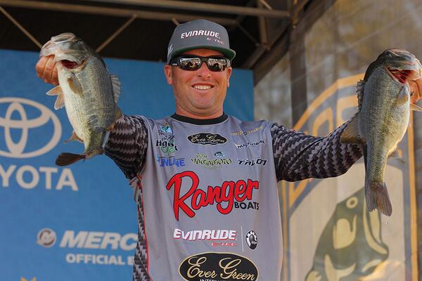 bassmaster's tweet photo. Lake Seminole's Day 2 leader is Brett Hite with 45-6! Get all the details at  http://t.co/P3dVijQJ3C #bassmaster http://t.co/IfKHUUDiHc