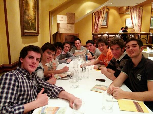 Gmurciano5's tweet photo. Tremenda cena #MentesFrías @slaviada7 @Marcos_jigu @EduRiaza @mgon965 #varoto #legor #carras #fari #MFs 🔝👌 http://t.co/sg4tZEZXVt