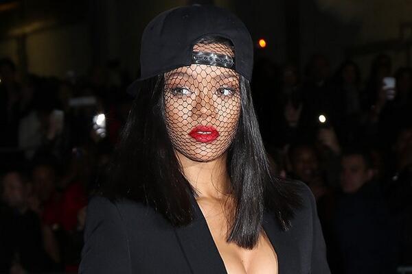 PostalRecordsUS's tweet photo. Rihanna Walks Out Of Men's Bathroom With Drake [Video] - http://t.co/BowI4jGjyi http://t.co/KmdkDyOomf