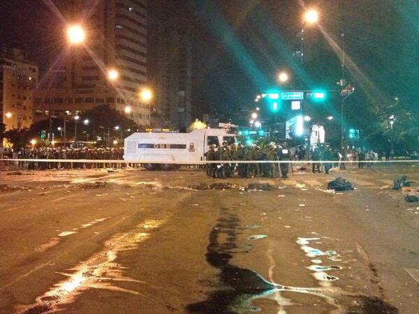 valeriaparrella's tweet photo. Altamira 7:12pm. Guardias en la plaza http://t.co/61kPbns3BX