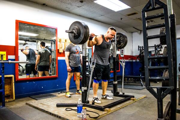 MotivatedMachin's tweet photo. #squat #weightlifting #atg #gym http://t.co/FuxM9ODwBS