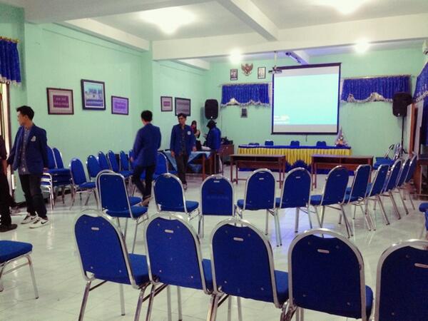 Ini panitia lagi siap-siap untuk kegiatan hari ini nih. Smg kegiatannya lancar sampai selesai yaa  via <a href="/ksatria_sosmas/">SOSMAS KM ITS</a>